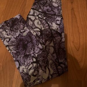 Lululemon size 2 Athletica Purple and Black Patterned Leggings